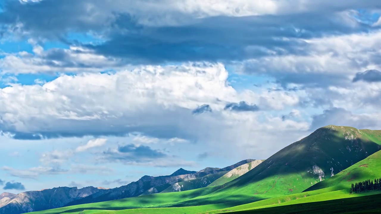 中国新疆草原和雄伟的山脉自然风光延时摄影视频下载
