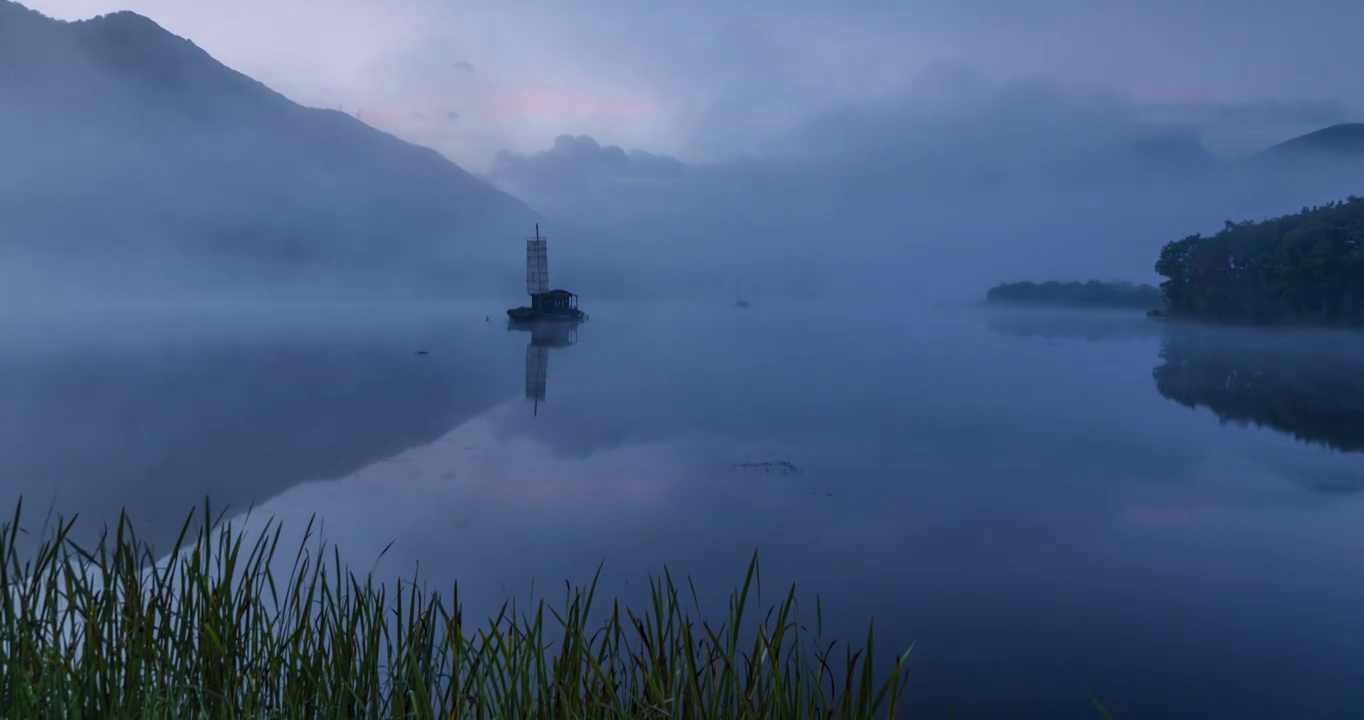大九湖的清晨，神农架大九湖，晨雾与湖泊视频下载