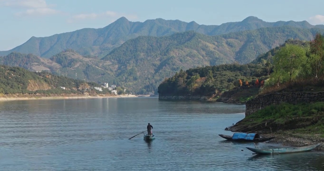 新安江百里画廊，水面上划船的渔夫，划船的人视频下载