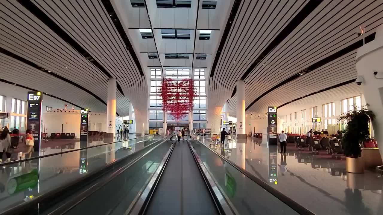 大兴机场航站楼内步行电梯视频下载