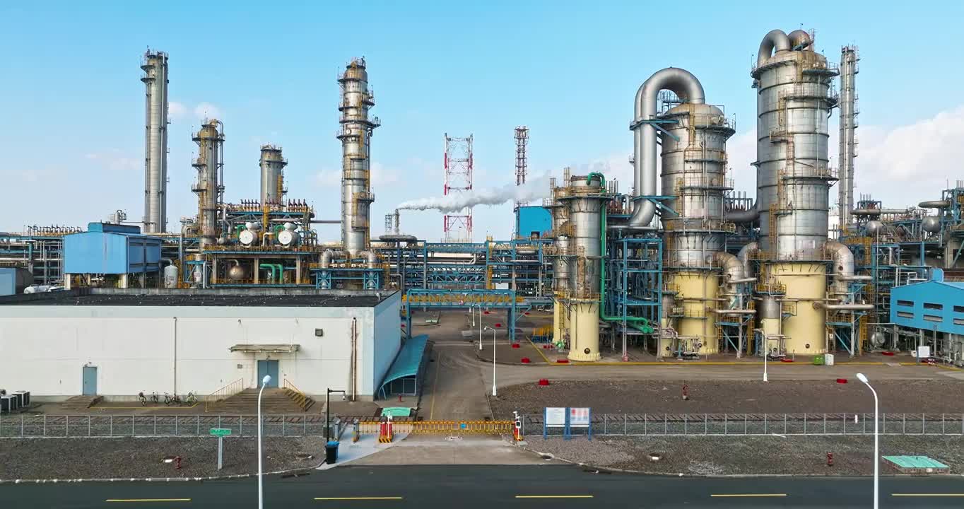 航拍炼油厂工业建筑风光视频下载