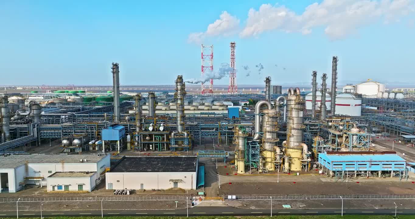 航拍炼油厂工业建筑风光视频下载