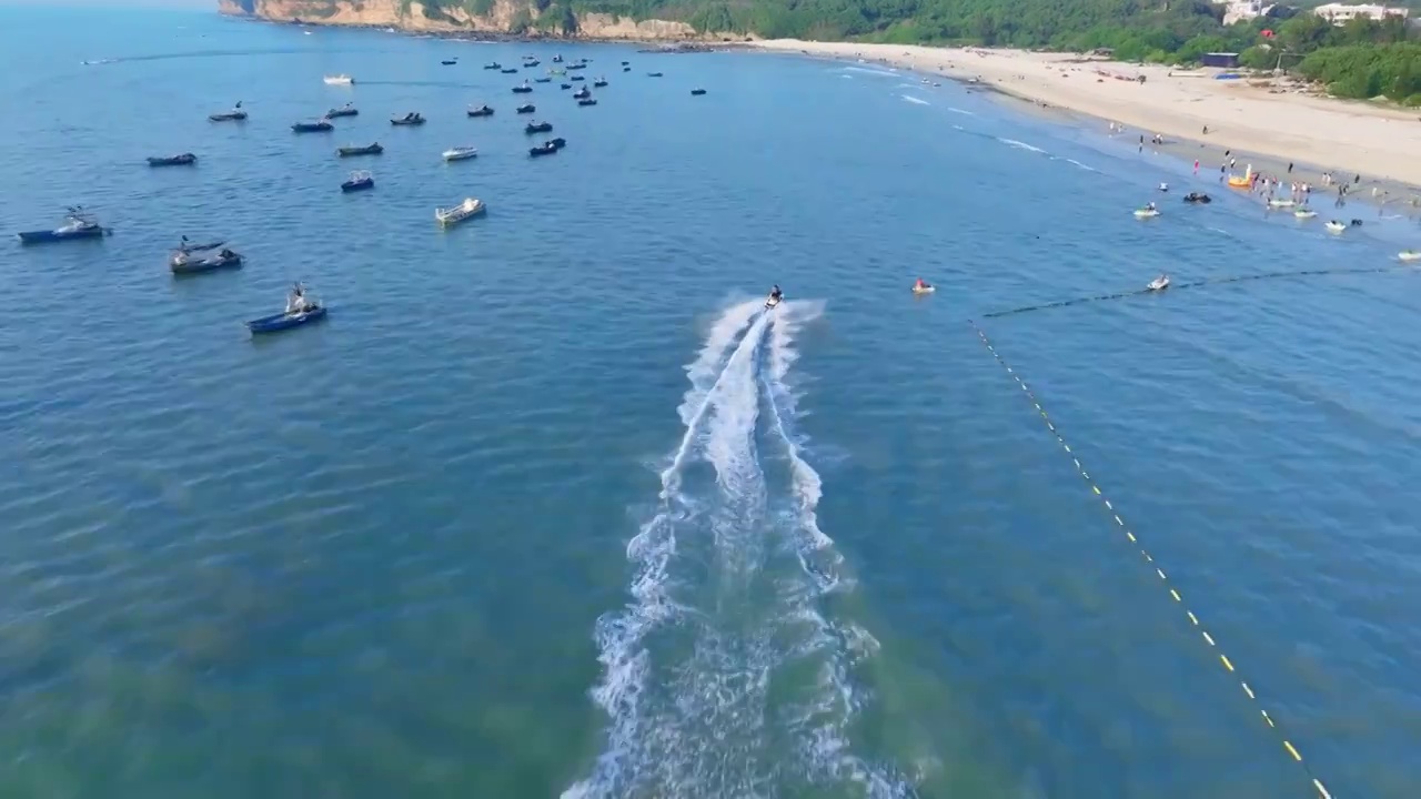 海岛海面行驶的游艇船只视频素材