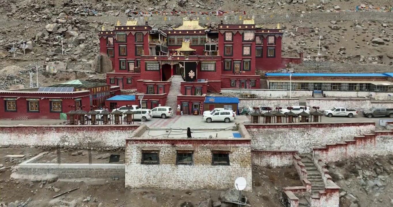 航拍西藏山坡上的寺庙视频素材