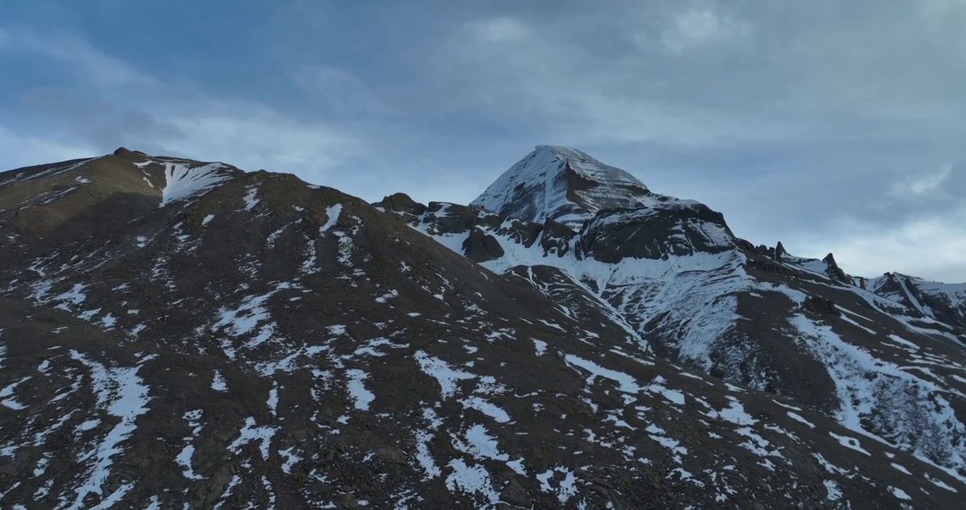 航拍西藏冬季的雪山与山谷视频素材