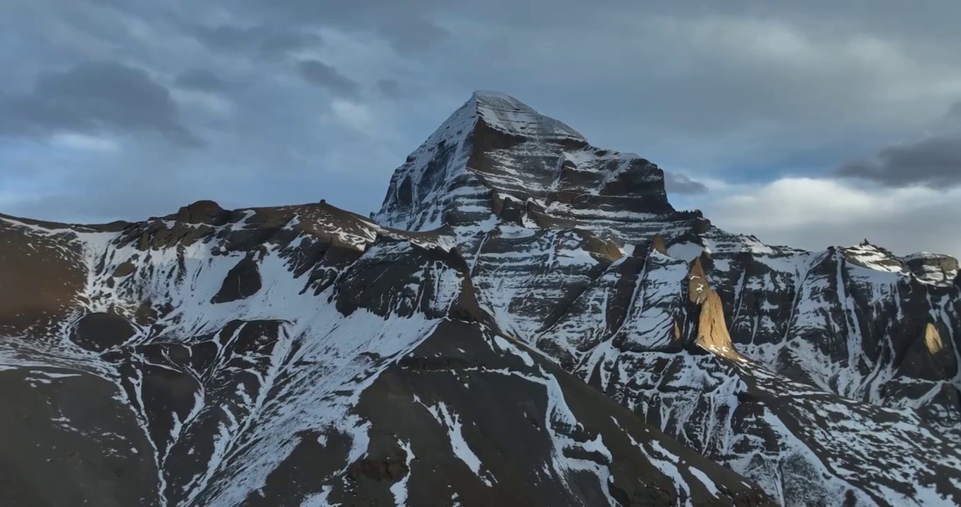 航拍西藏冬季的雪山与山谷视频素材