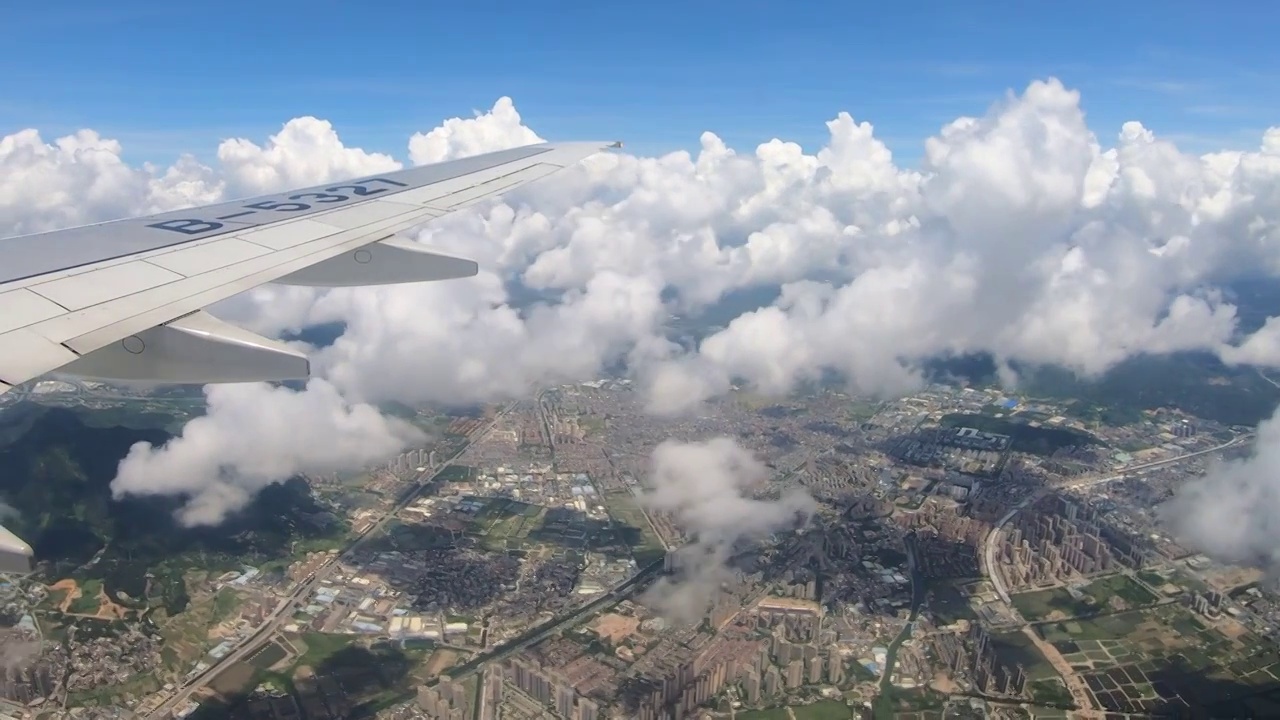 透过飞机舷窗向外看天空的蓝天云朵视频下载