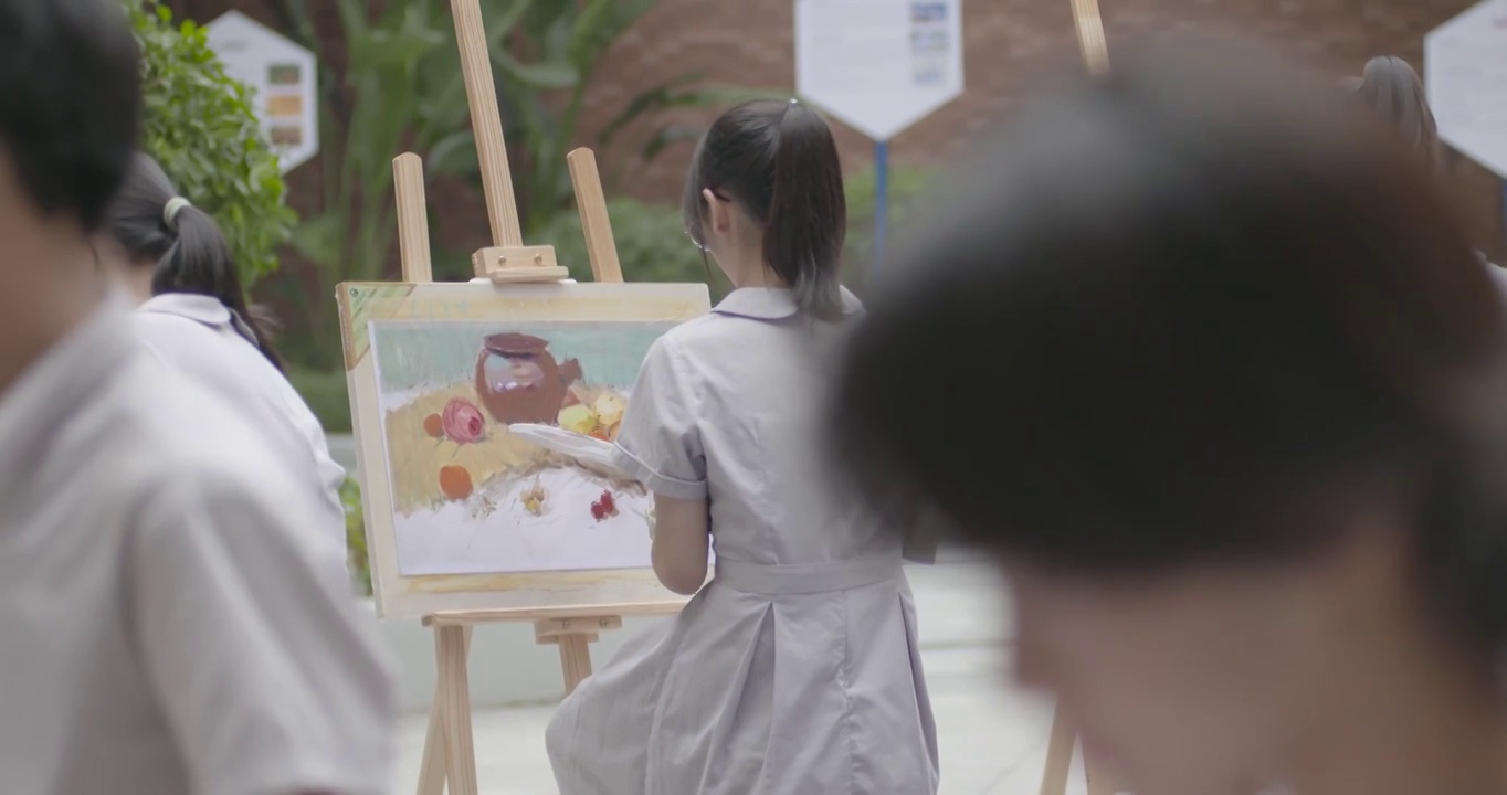 学生户外画画写生描绘幸福社会房地产素材视频下载
