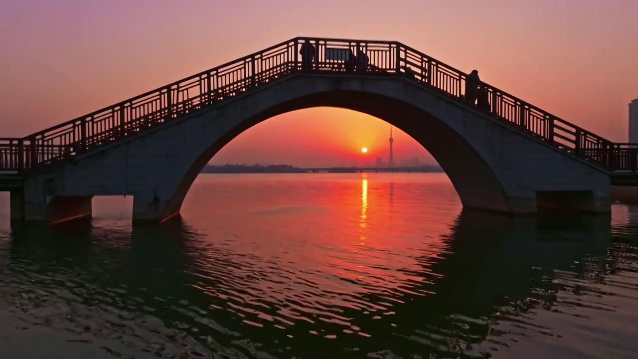 洛阳市洛河上的城市天际线栈桥落日暖阳视频素材