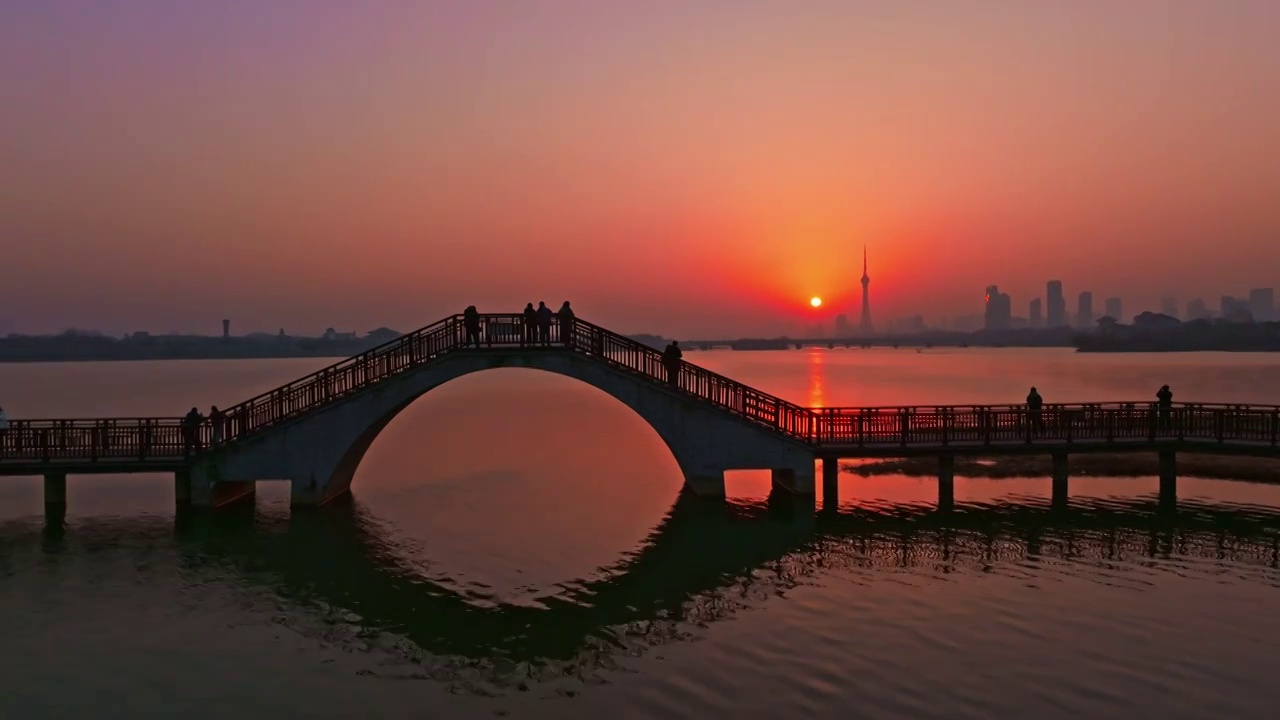 洛阳市洛河上的城市天际线栈桥落日暖阳视频素材
