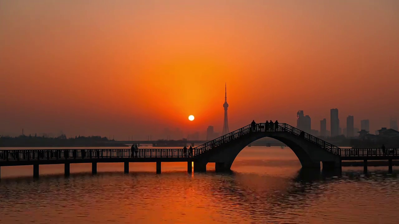 洛阳市洛河上的城市天际线栈桥落日暖阳延时视频素材