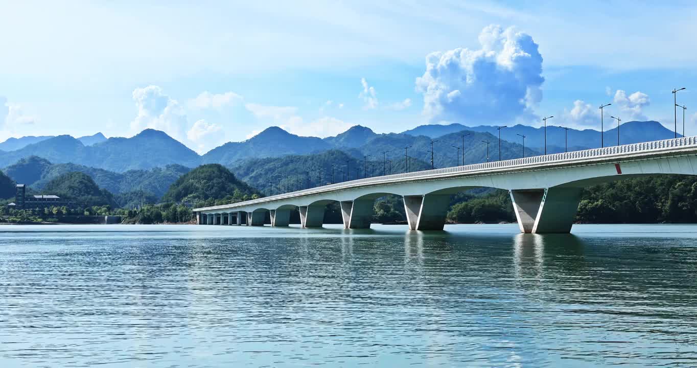 中国杭州千岛湖桥梁和自然风光视频下载