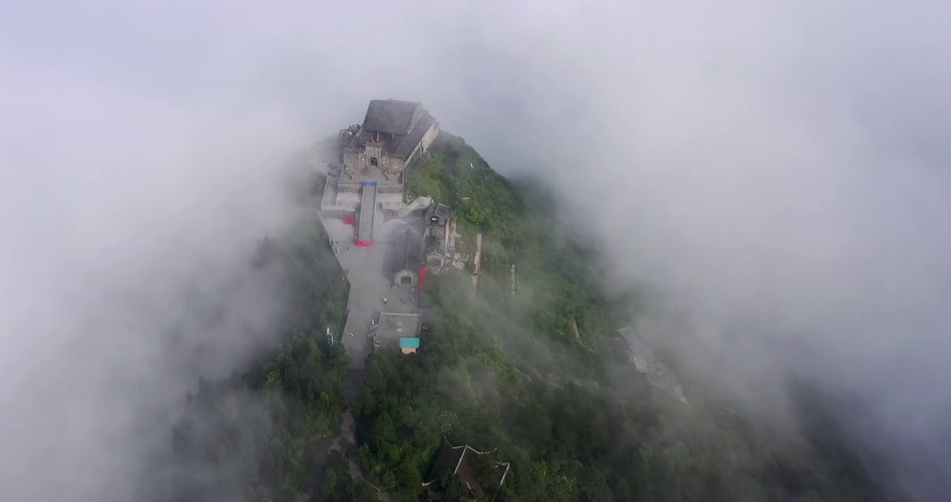 湖南衡阳：衡山顶峰云雾绕视频下载