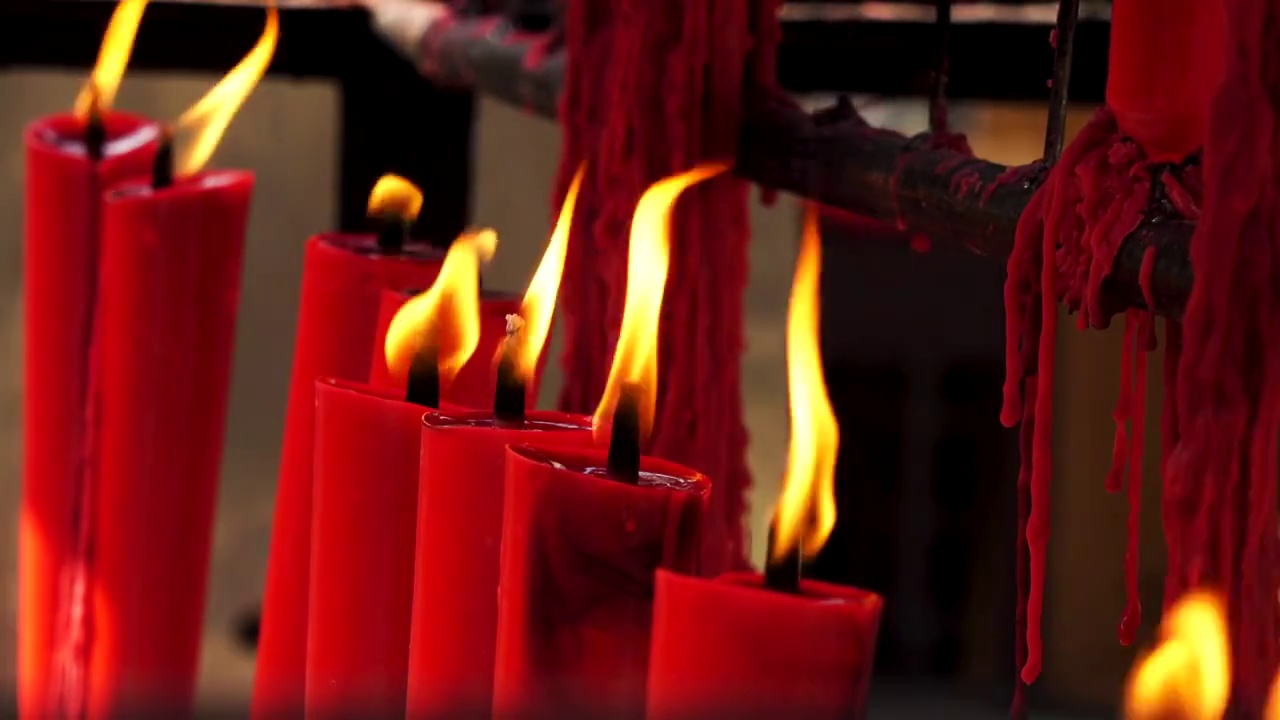 清明节气点燃的红色蜡烛许愿祝福视频下载