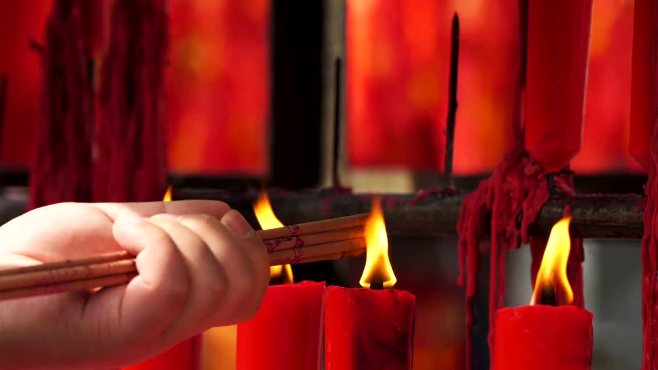 清明节用蜡烛的火苗点燃线香许愿祝福视频下载