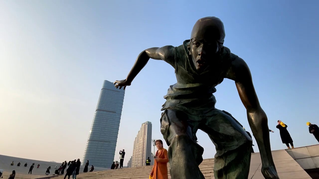 大连星海广场铜人雕塑视频素材