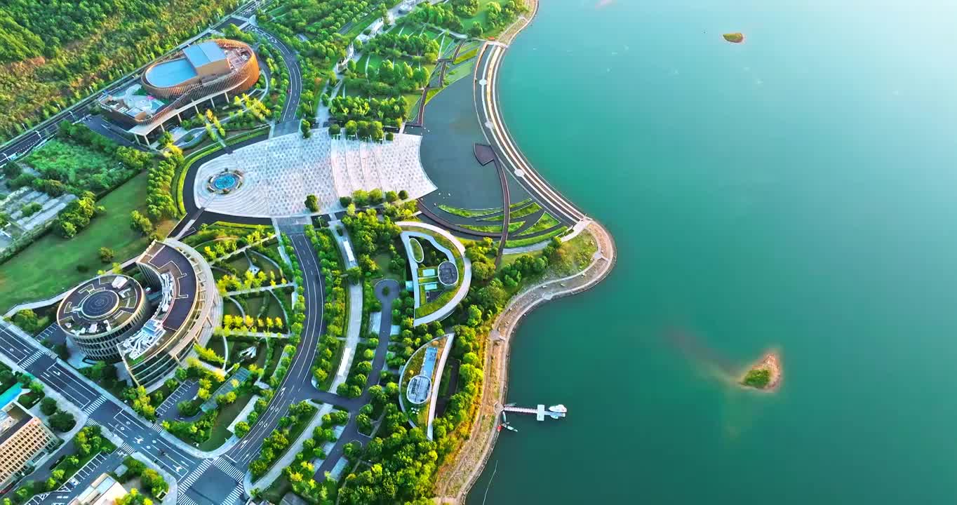 航拍中国杭州千岛湖建筑和山脉自然风光视频下载