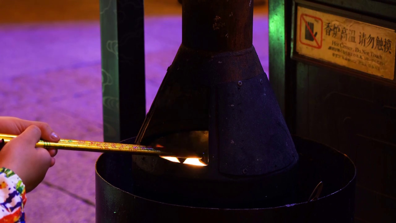 清明节在香炉中点燃线香许愿祝福缅怀祈祷视频下载