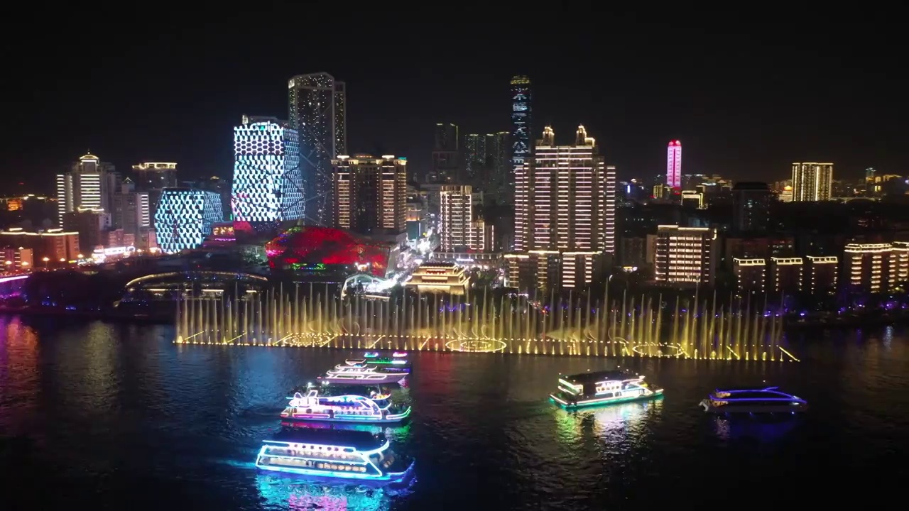广西柳州市中心柳州风情港等建筑柳江水上喷泉和多艘灯光游船夜景视频下载