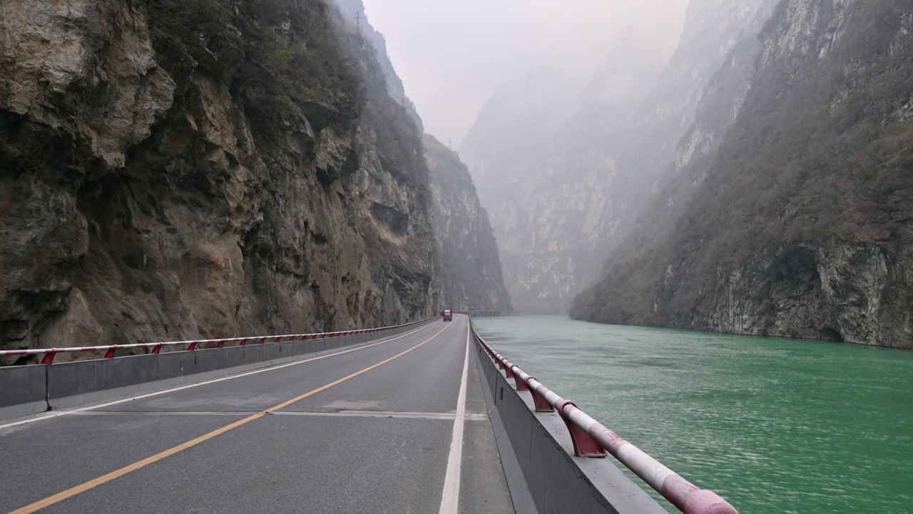 四川省乐山市大渡河金口河大峡谷水上公路清晨雾气实时视频素材