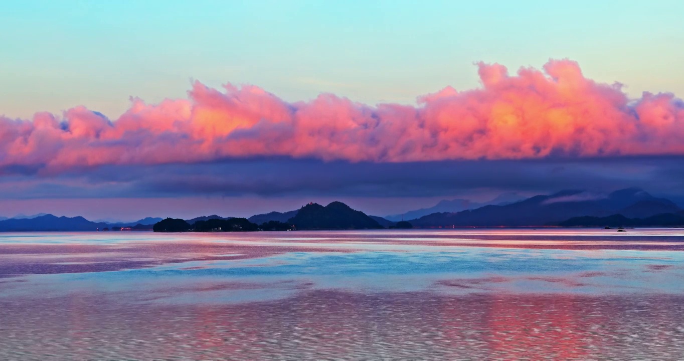 日落时中国杭州千岛湖山脉湖面自然风光实时视频视频素材