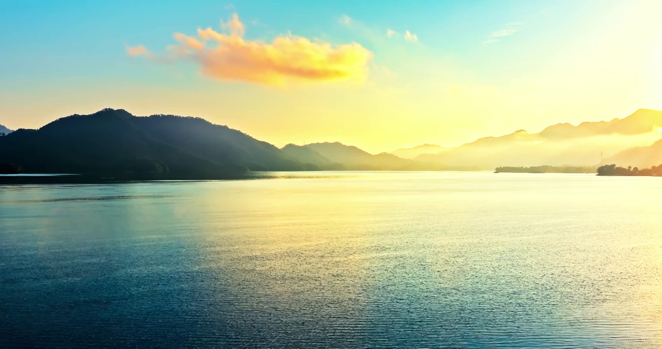 日落时中国杭州千岛湖山脉湖面自然风光实时视频视频素材