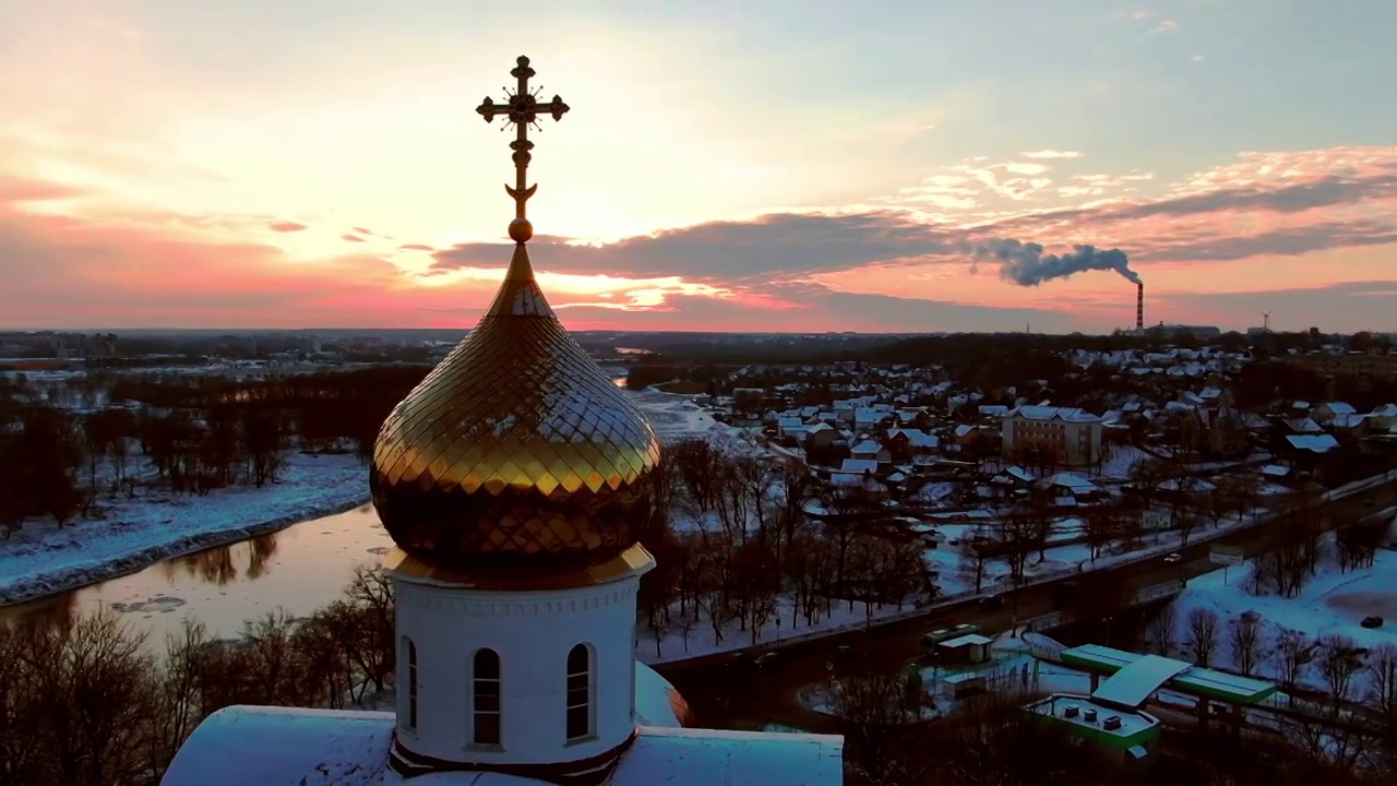 日落下东正教教堂穹顶和第聂伯河视频下载