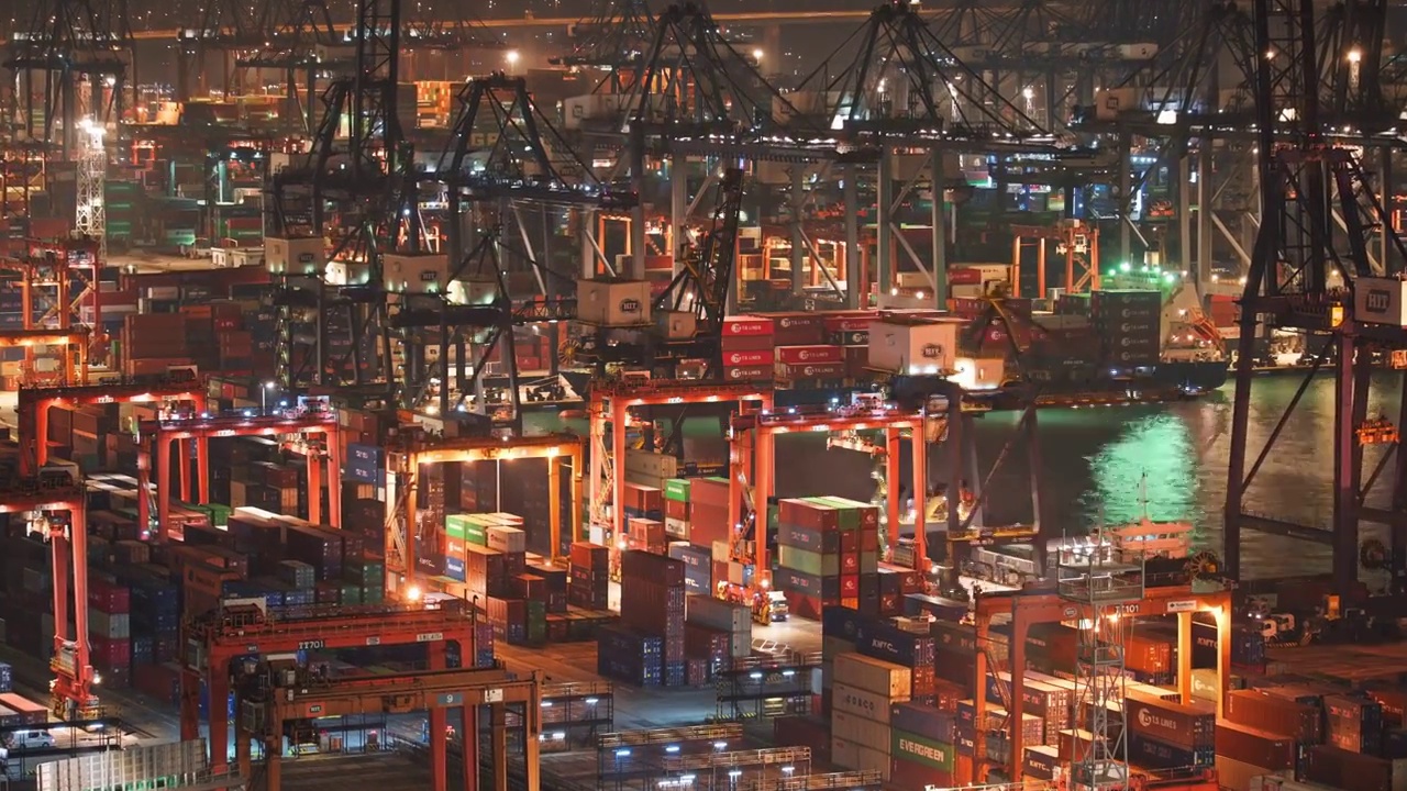 香港葵涌货运码头繁忙夜景视频下载