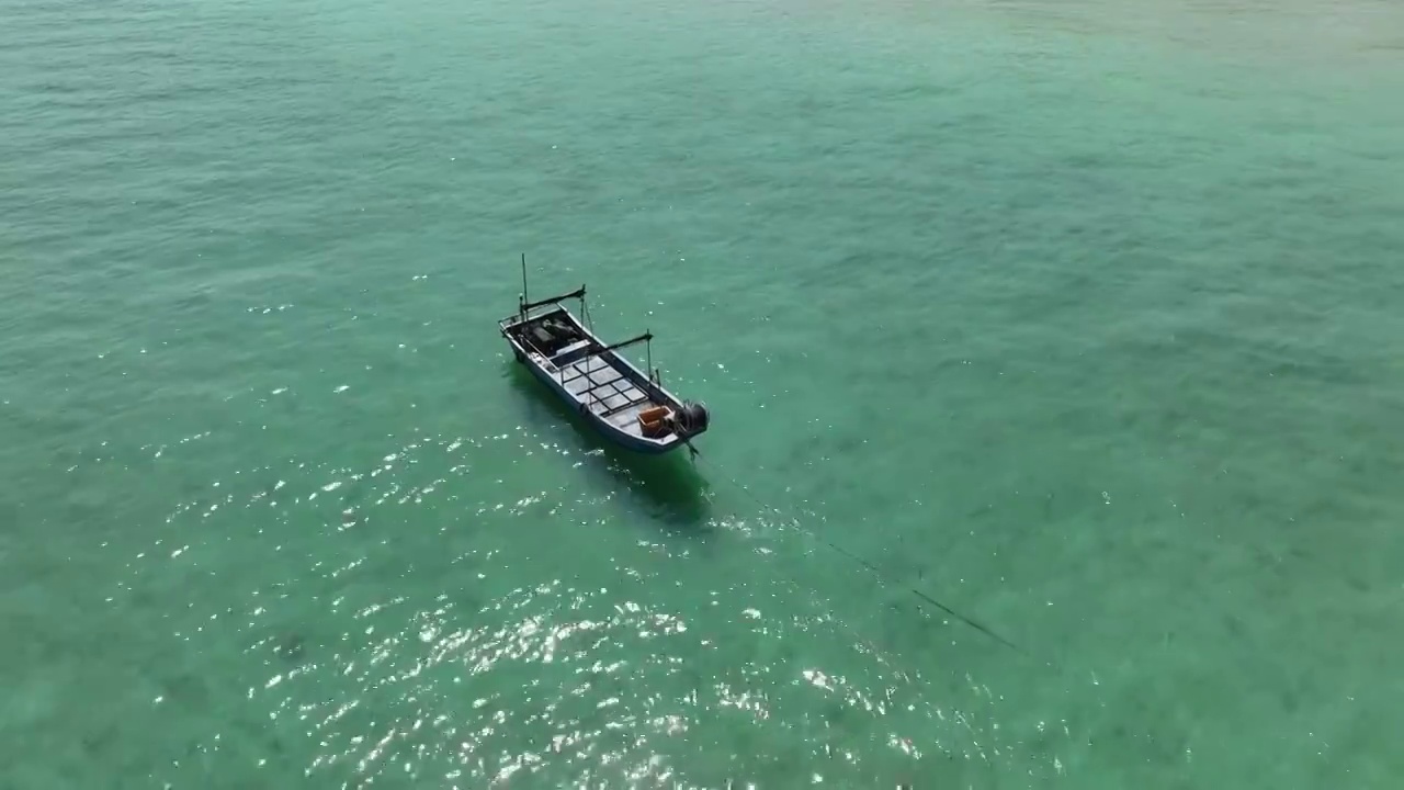 海面上悬停的渔船视频素材