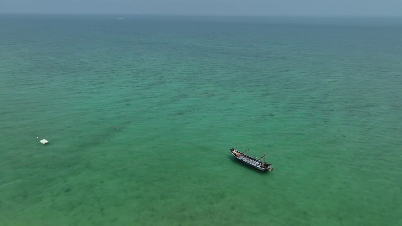 海面上悬停的渔船视频下载