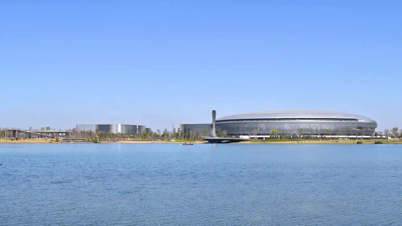 成都东安湖体育公园和大运会主场馆白昼晴天实时视频下载