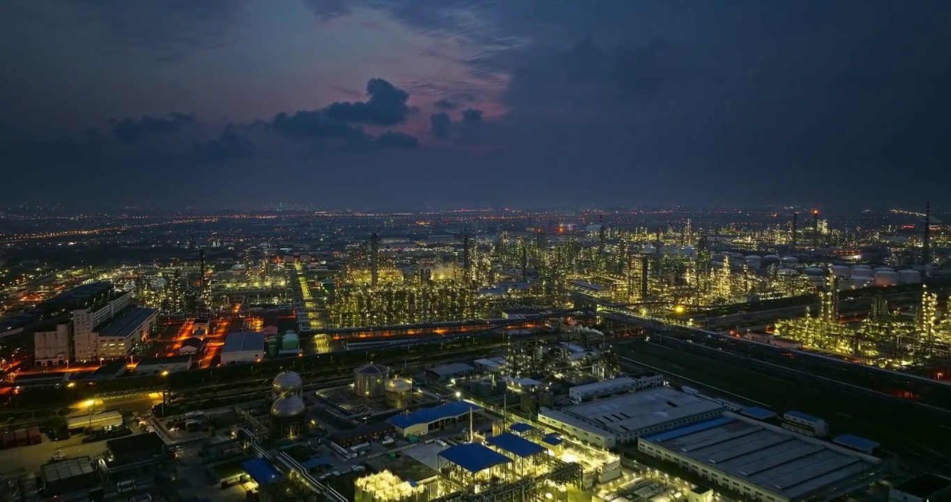 夜间航拍炼油厂石油天然气石化工业的建筑景观视频素材