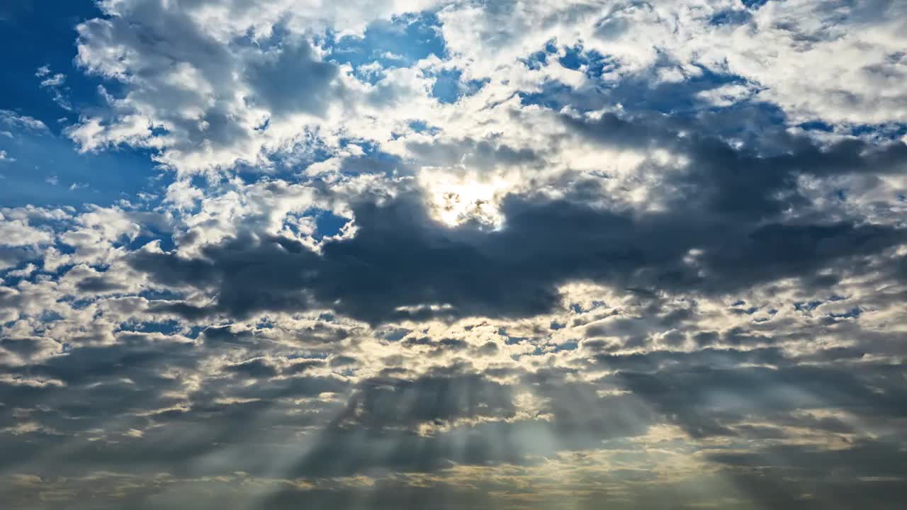 太阳光线从乌云穿过散发出耶稣光视频素材