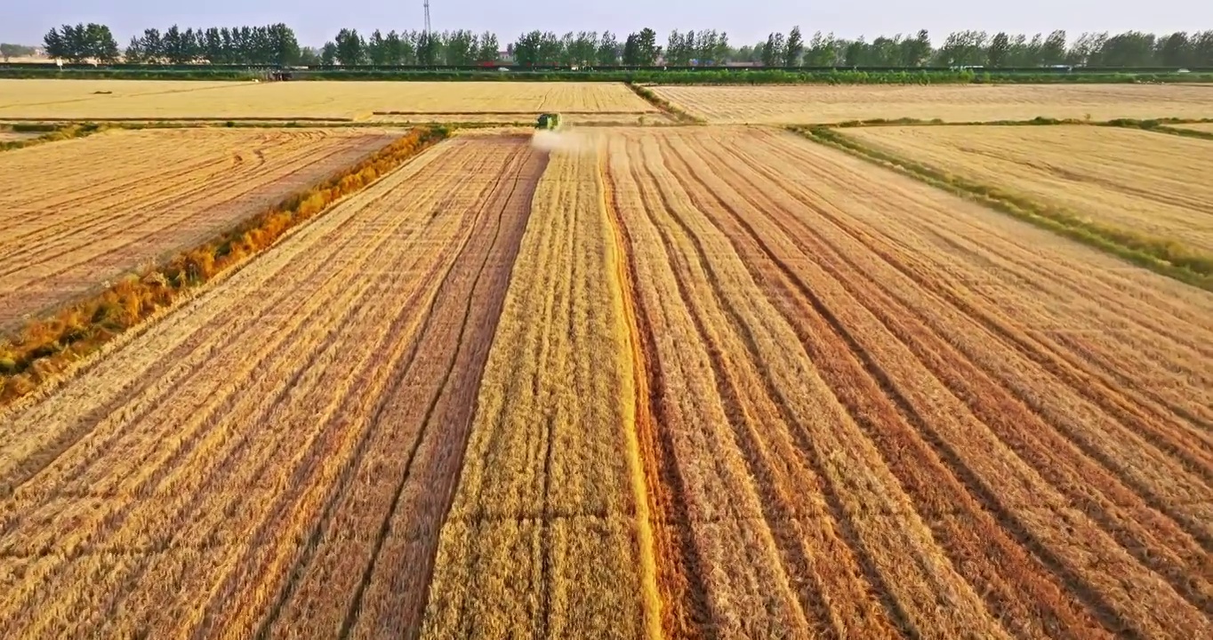 航拍农田里农业机械工作场景视频素材