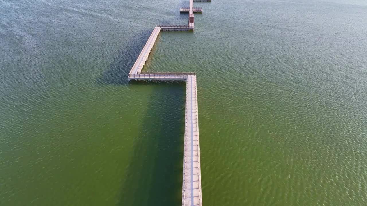 航拍徐州崔贺庄饮用水源水库湖中走廊视频素材