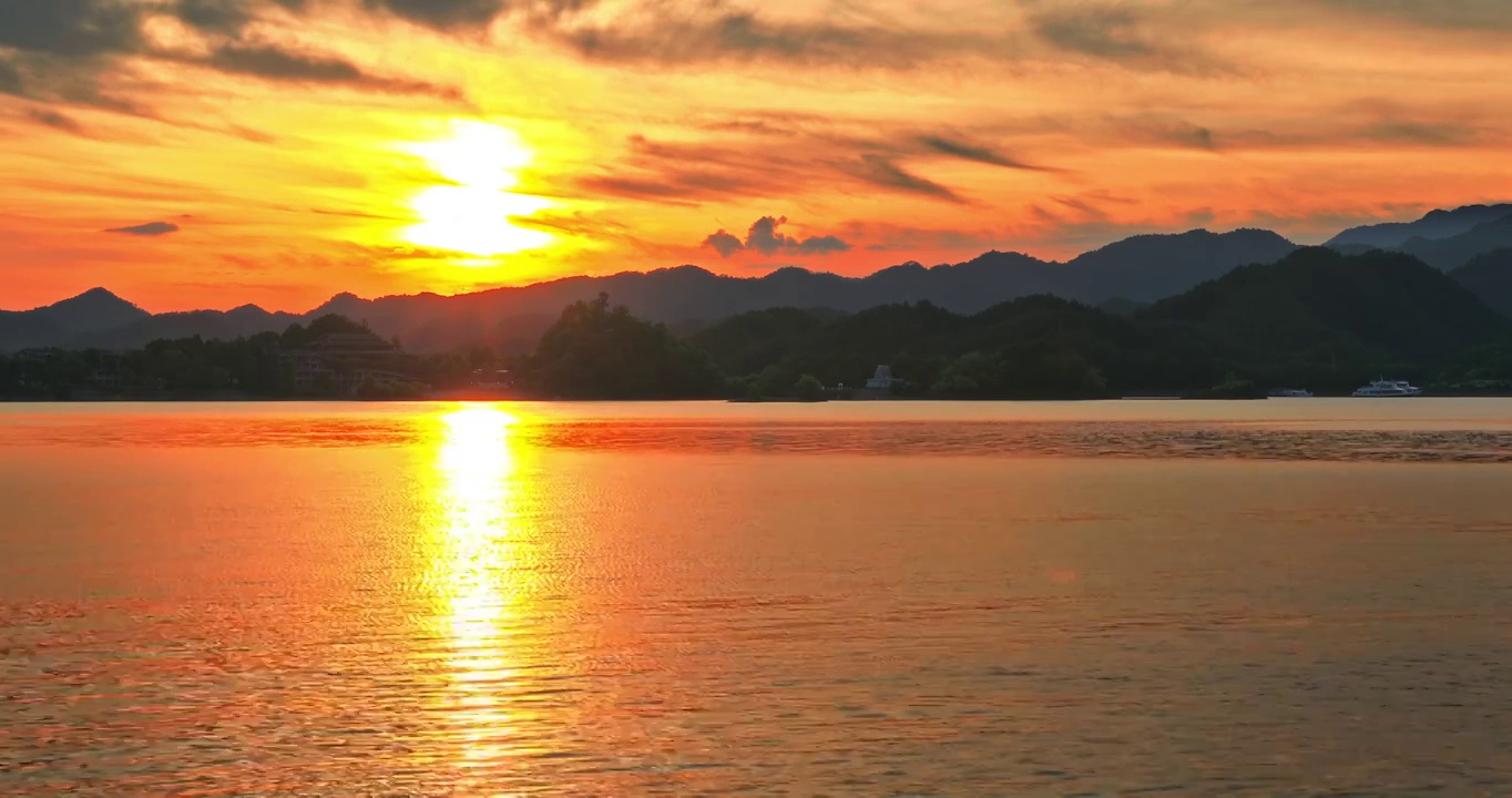 中国杭州千岛湖山脉湖面日落夕阳景观视频素材
