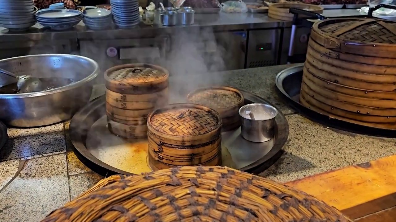 餐厅后厨蒸锅上正在蒸制食品视频素材