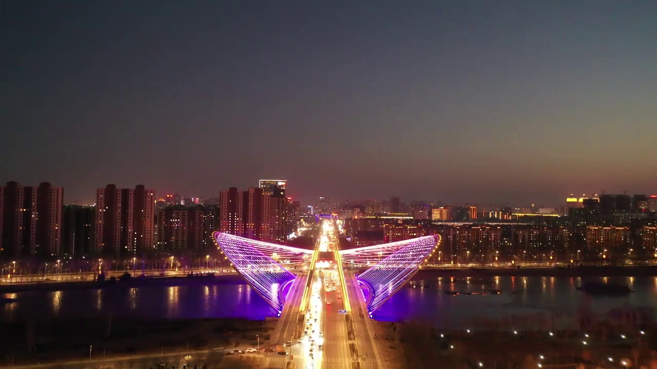 航拍空中鸟瞰夜晚道路上的桥梁视频下载