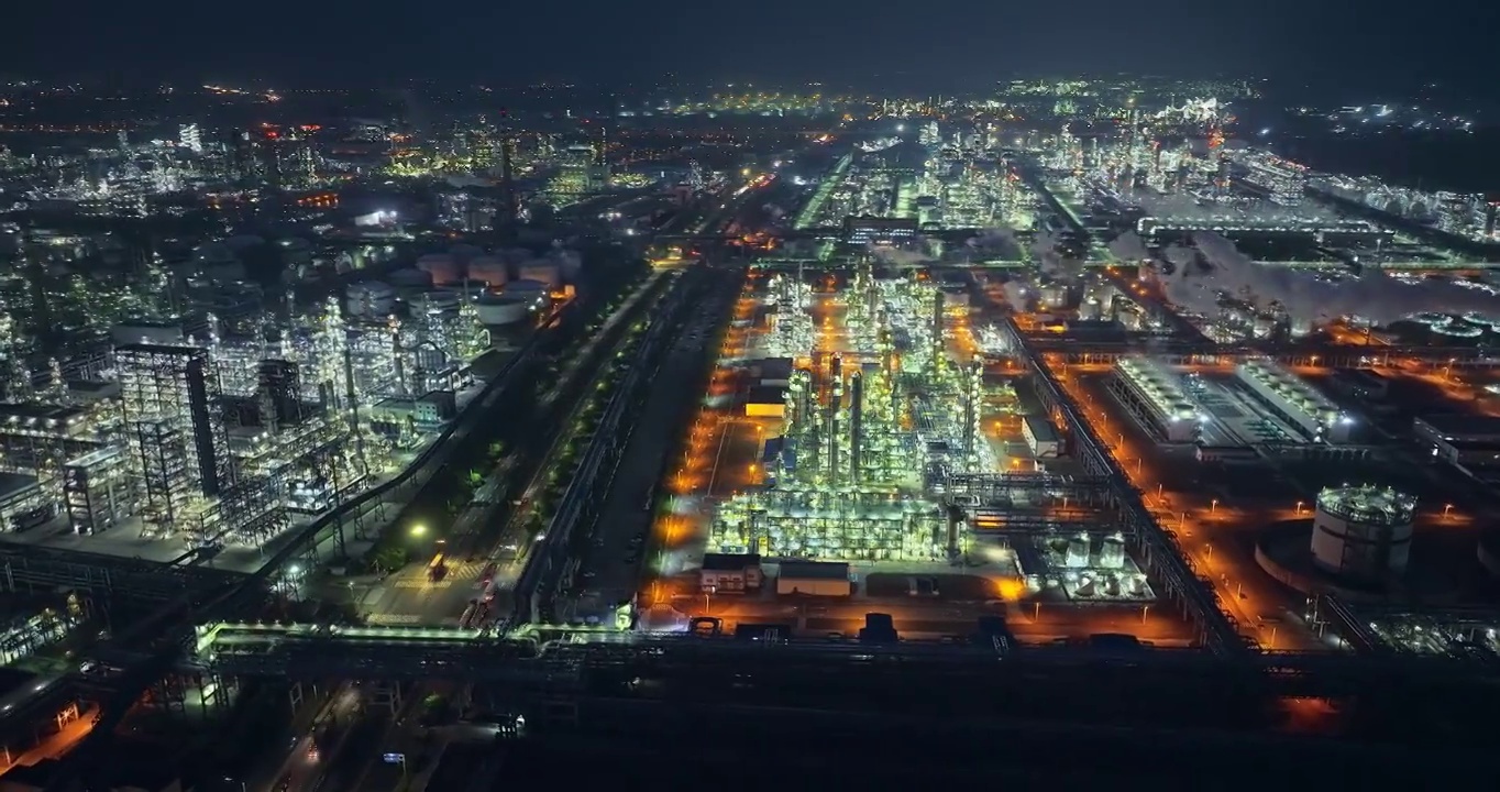 夜间航拍炼油厂石油天然气石化工业建筑视频素材