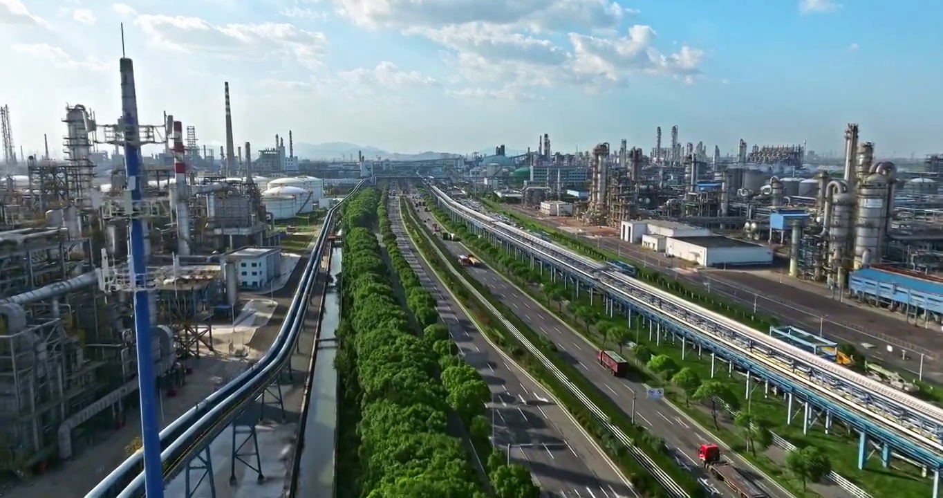 航拍炼油厂石油天然气石化工业的建筑景观视频素材