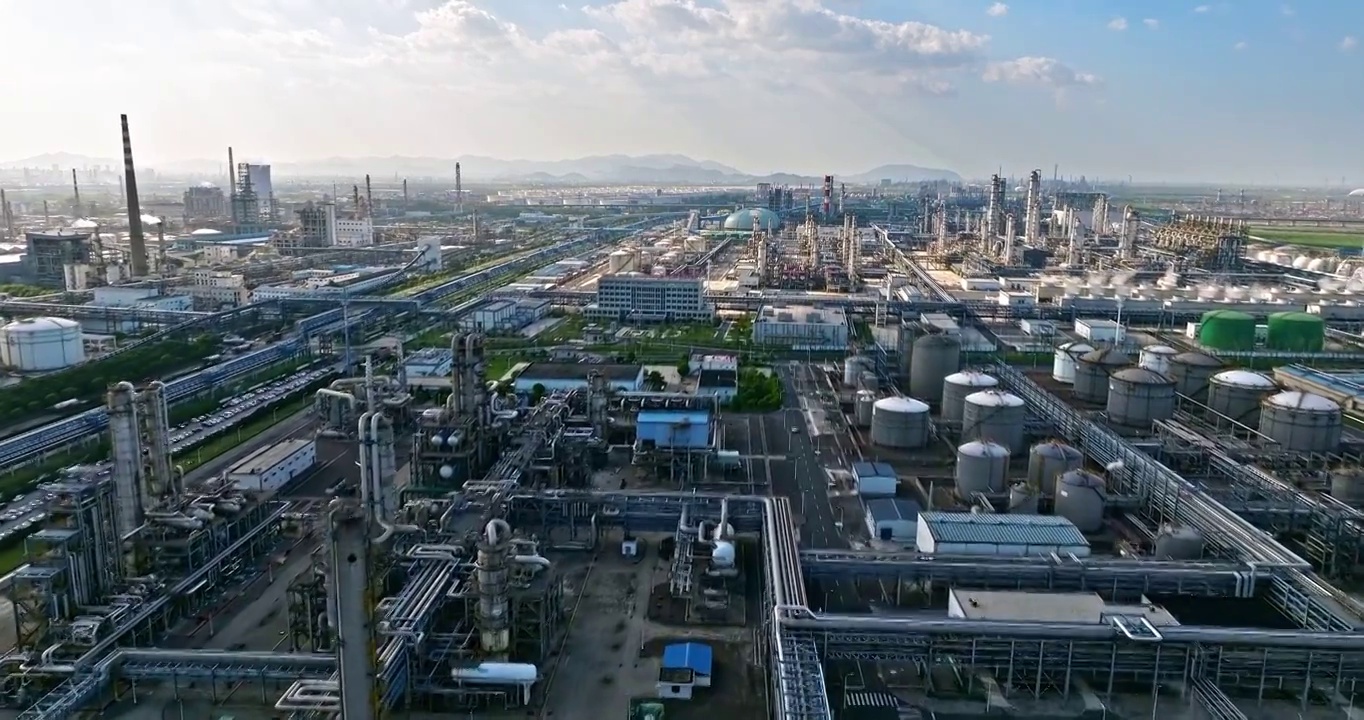 航拍炼油厂石油天然气石化工业的建筑景观视频素材