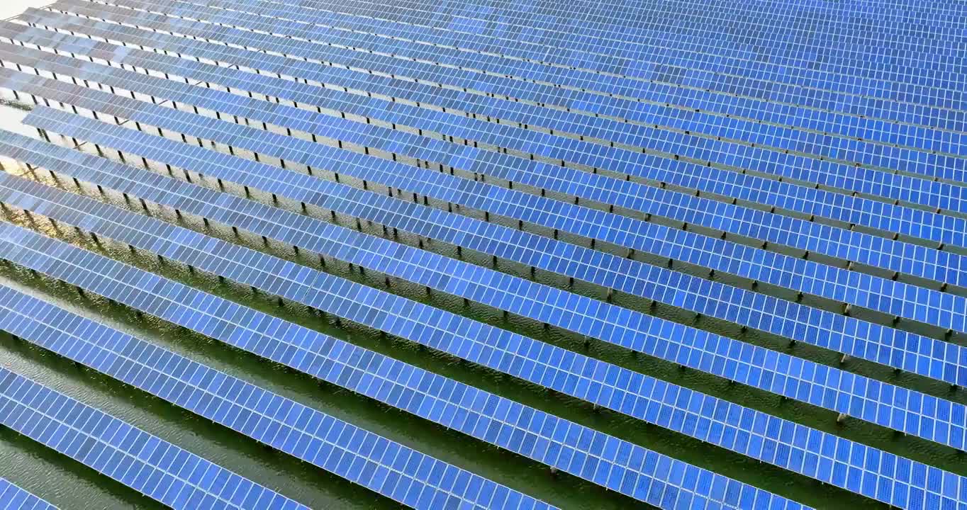 航拍鸟瞰水上太阳能电池板视频下载