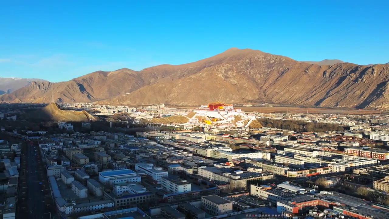 西藏拉萨布达拉宫日出航拍延时视频素材