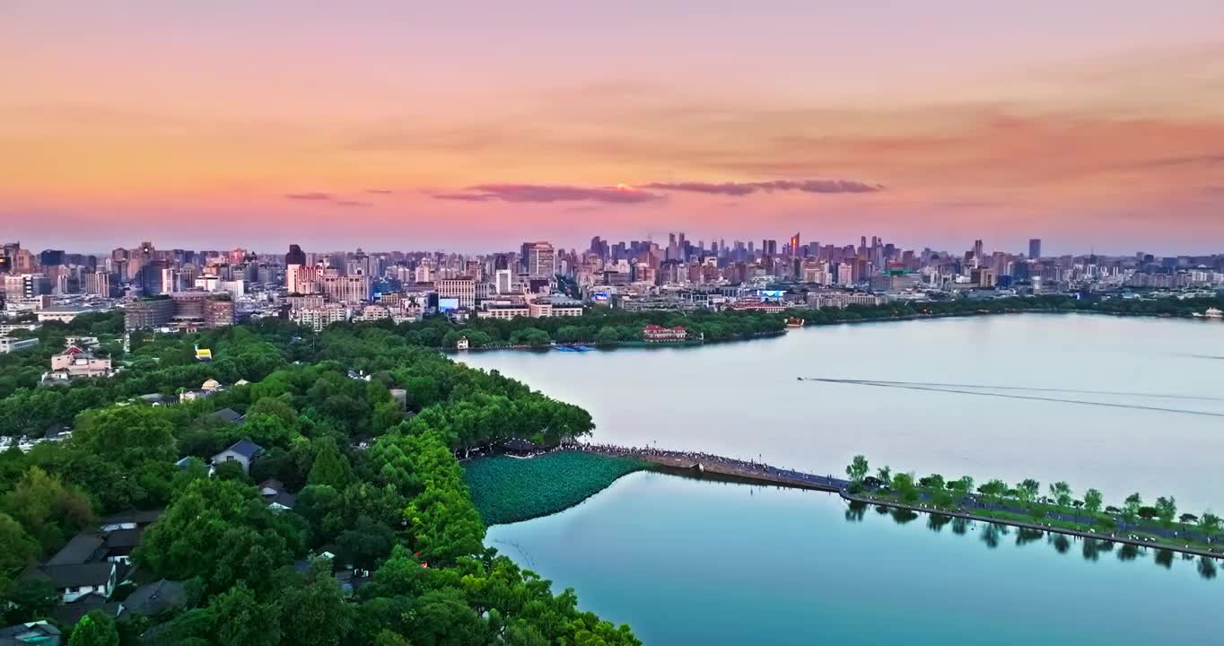 航拍中国浙江杭州西湖城市天际线景观视频下载