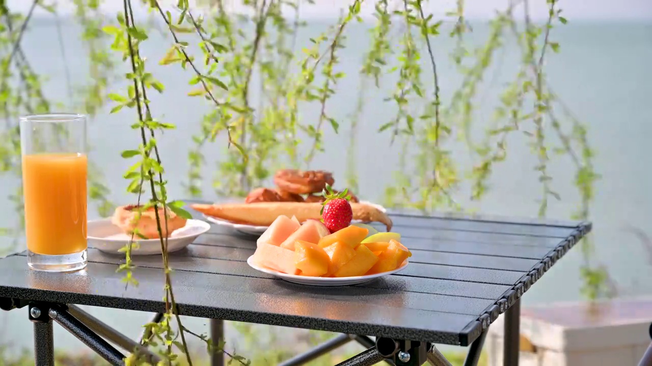 春天，湖边柳树下的野餐视频下载