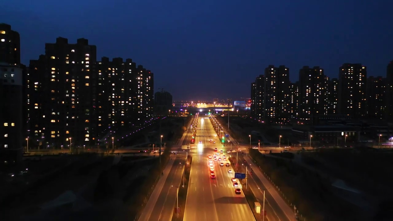 航拍空中鸟瞰夜晚城市街道旁的居民区视频下载