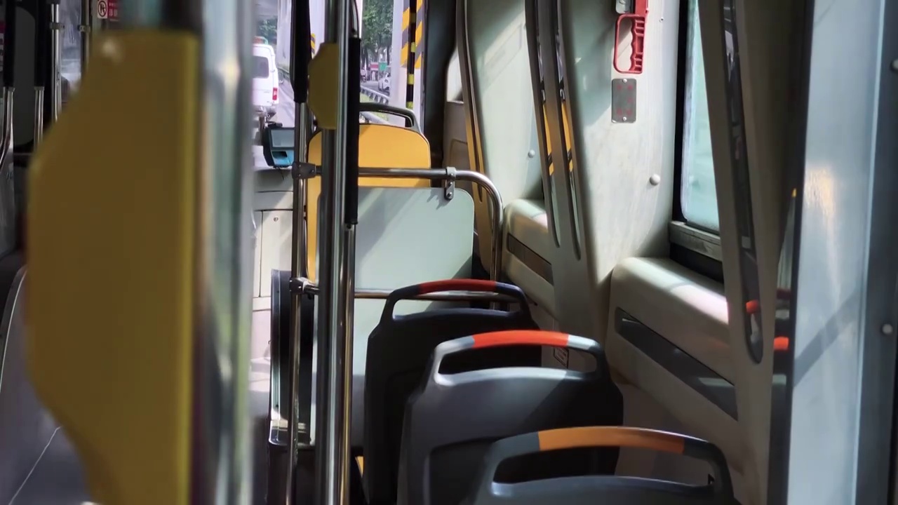 城市公交系统公交车车厢背景视频下载