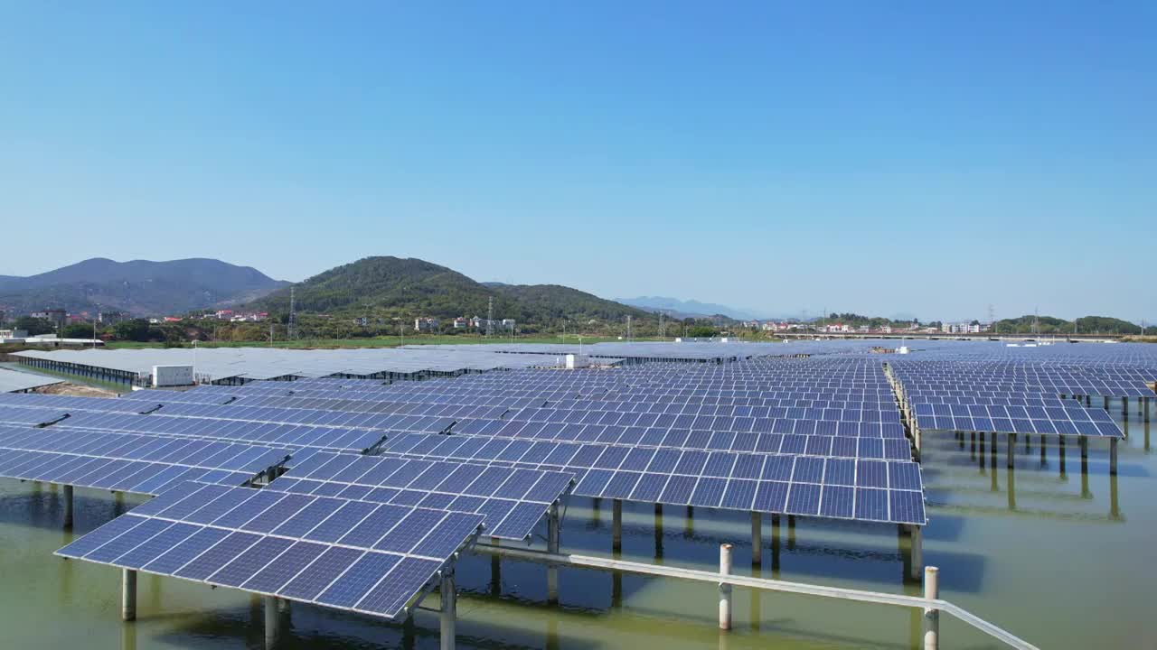 养殖场里的太阳能发电站视频下载