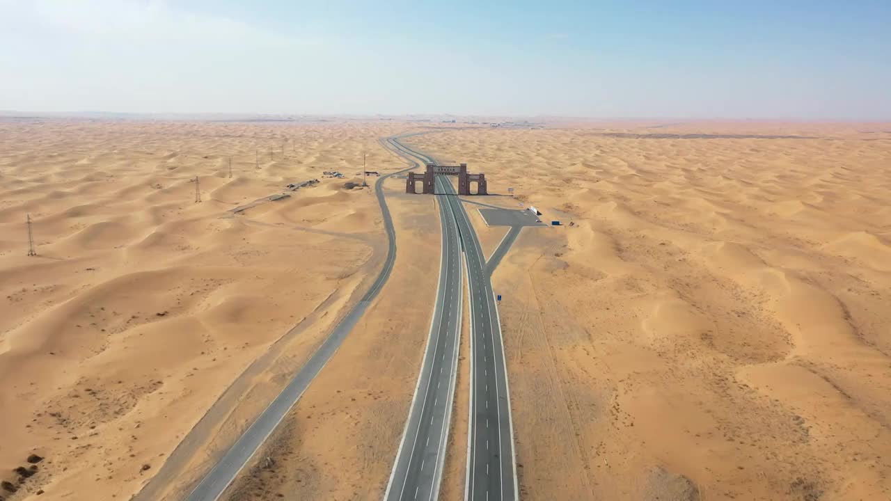 航拍空中鸟瞰梦想沙漠公路上的建筑视频下载