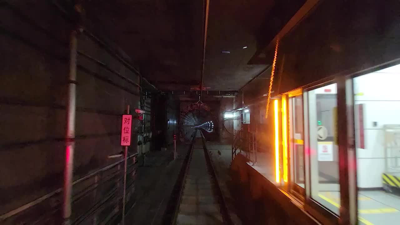 站在地铁尾部拍摄车辆离开车站站台视频素材